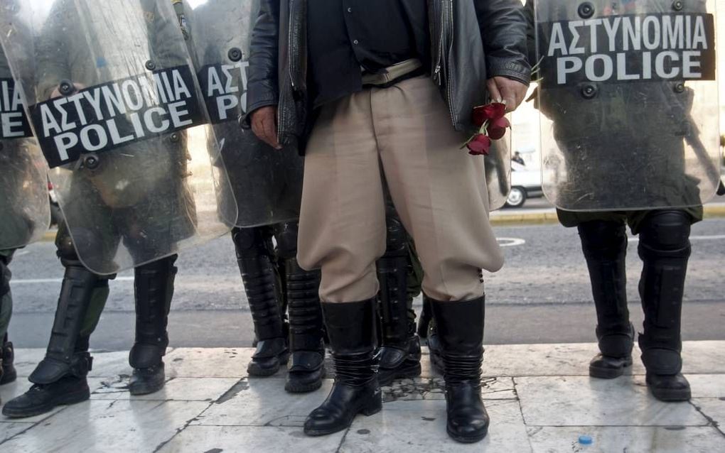 Griekse boeren protesteerden vorige week voor het parlementsgebouw in Athene tegen de verhoging van de belasting op landbouwgrond. Foto EPA