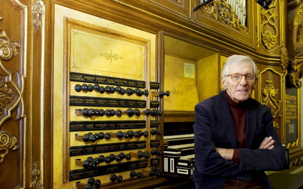 Henk van Putten bij de speeltafel van het Hinszorgel in de Bovenkerk in Kampen. Beeld Dick Vos