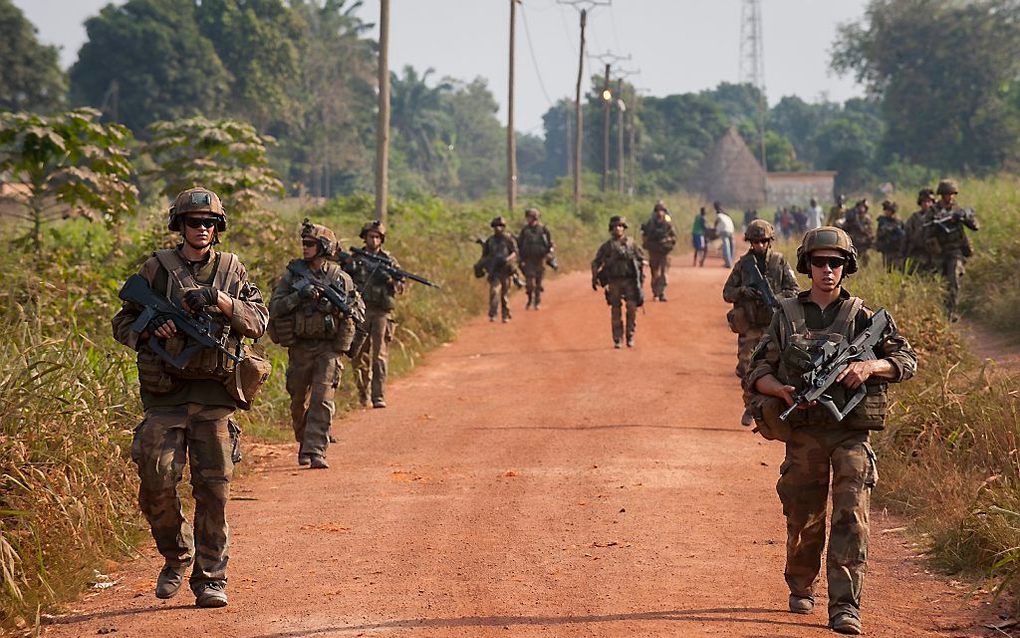 Franse militairen op patrouille in Bangui. beeld EPA