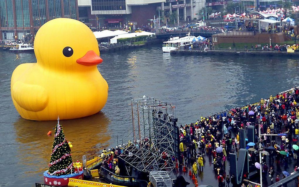 De 'Nederlandse' gele reuzenbadeend in de Taiwanese havenstad Keelung is tot verdriet van nieuwjaarvierders geploft en leeggelopen. Het gebeurde een paar uur voordat een grote menigte bij het metershoge opblaasbare kunstwerk werd verwacht, om af te tellen