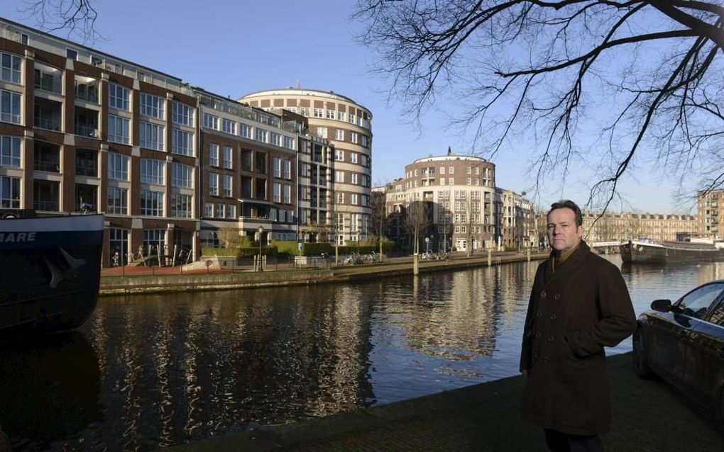 Architectuurcriticus Bernard Hulsman schreef twee boeken over de architectuur. „Nederland is een gewoon West-Europees architectuurland geworden.” Foto: Hulsman voor het project De Meander (2001) in Amsterdam van de invloedrijke traditionalistische archite