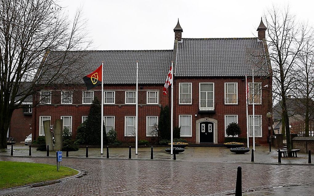 De laatste acht verdachten van de ongeregeldheden in Veen op 30 december zijn vrij. Ze mochten zaterdag aan het begin van de avond het cellencomplex in Breda verlaten. Foto:  Het gemeentehuis in Aalburg, daags nadat er rellen hebben plaatsgevonden in het 