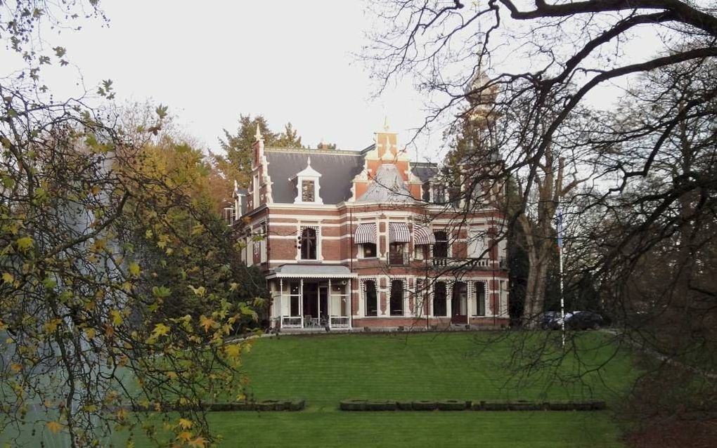 DELFT. De apostolischen hebben de deur opengezet naar de samenleving. Foto: villa Berg en Dal van het Apostolisch Genootschap in Baarn. beeld Flickr