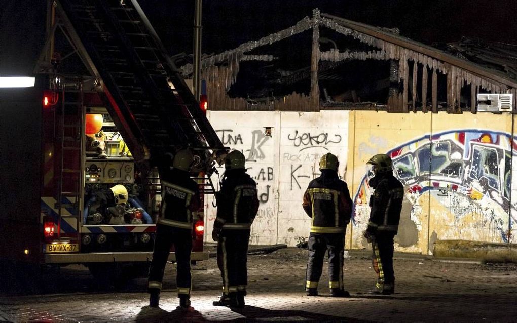 De Goudse brandweer ruimde in de oudjaarsnacht rommel op na het blussen van een brand in het clubhuis van een tafeltennisvereniging. Eerder die nacht werden de brandweermannen tijdens hun werkzaamheden bij het clubhuis bekogeld met zwaar vuurwerk, stenen 