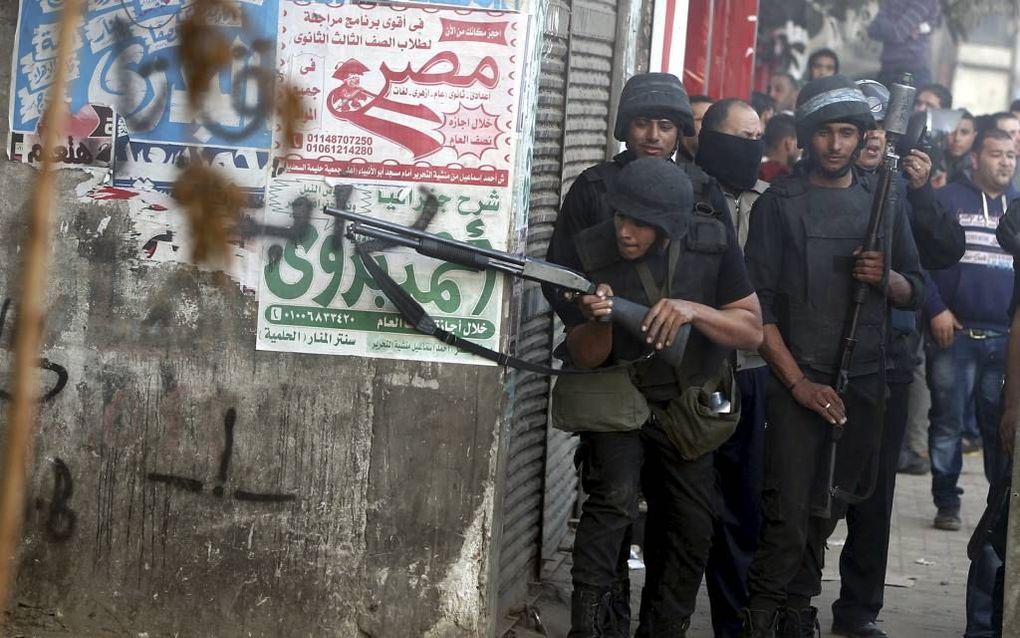 Het verzet tegen de moslimbroederschap in Egypte neemt toe, sinds de organisatie als terreurorganisatie is bestempeld. Foto: de oproerpolitie vuurt traangas af op jongeren van de broederschap tijdens protesten eind vorige maand. Bij deze confrontaties zij