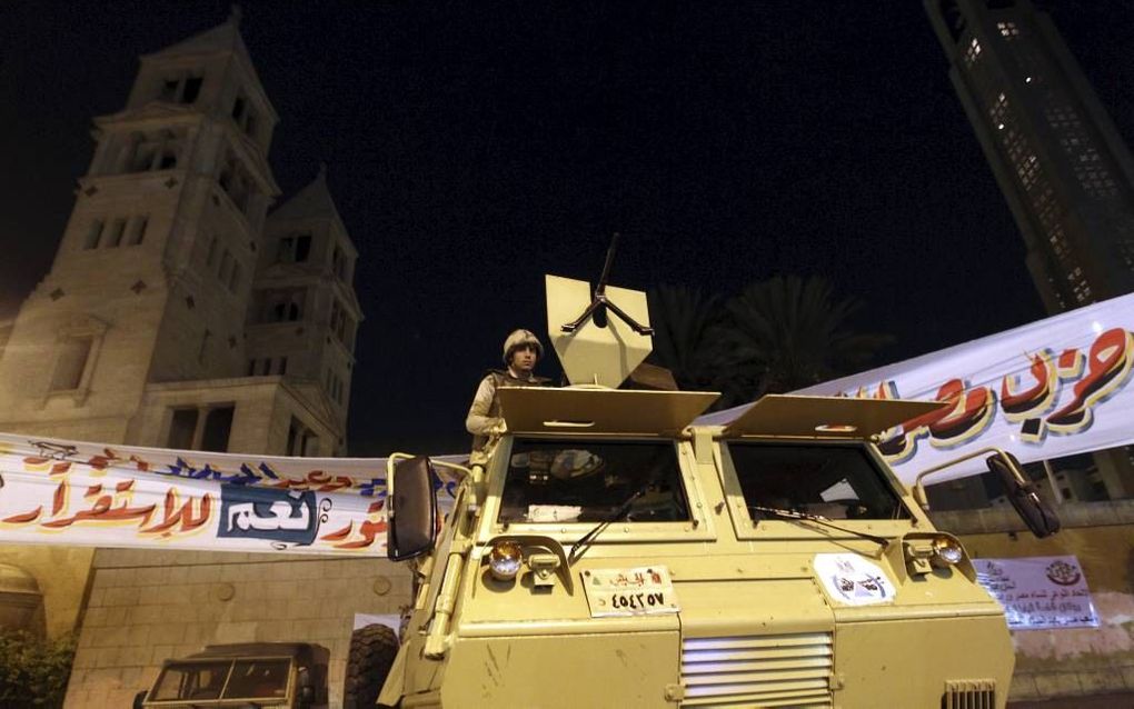 Egyptische soldaten in een gepantserd voertuig bewaakten maandag, tijdens de viering van het orthodoxe kerstfeest, de koptische kathedraal van Sint-Marcus in Caïro. Foto EPA