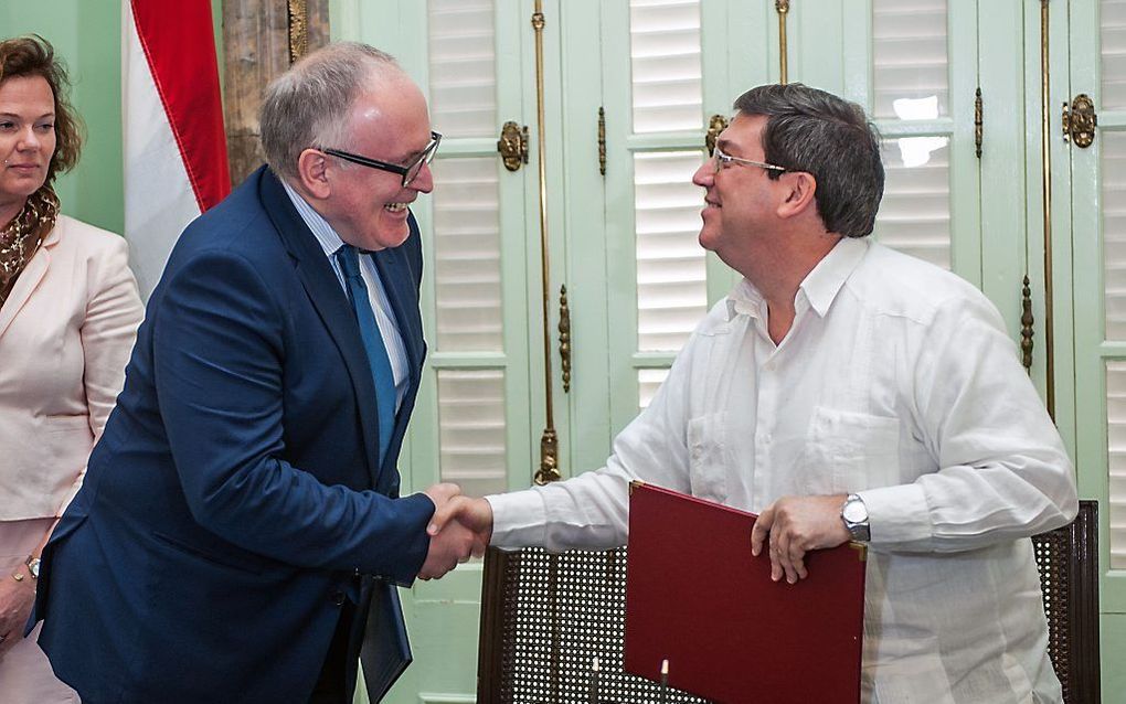 Minister Timmermans ontmoet zijn Cubaanse collega Bruno Rodriguez. beeld AFP