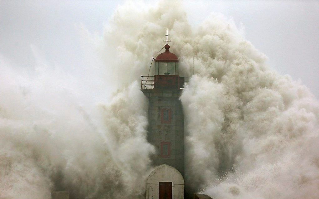 De vuurtoren van Foz do Douro blijft als een rots in de branding. Foto EPA