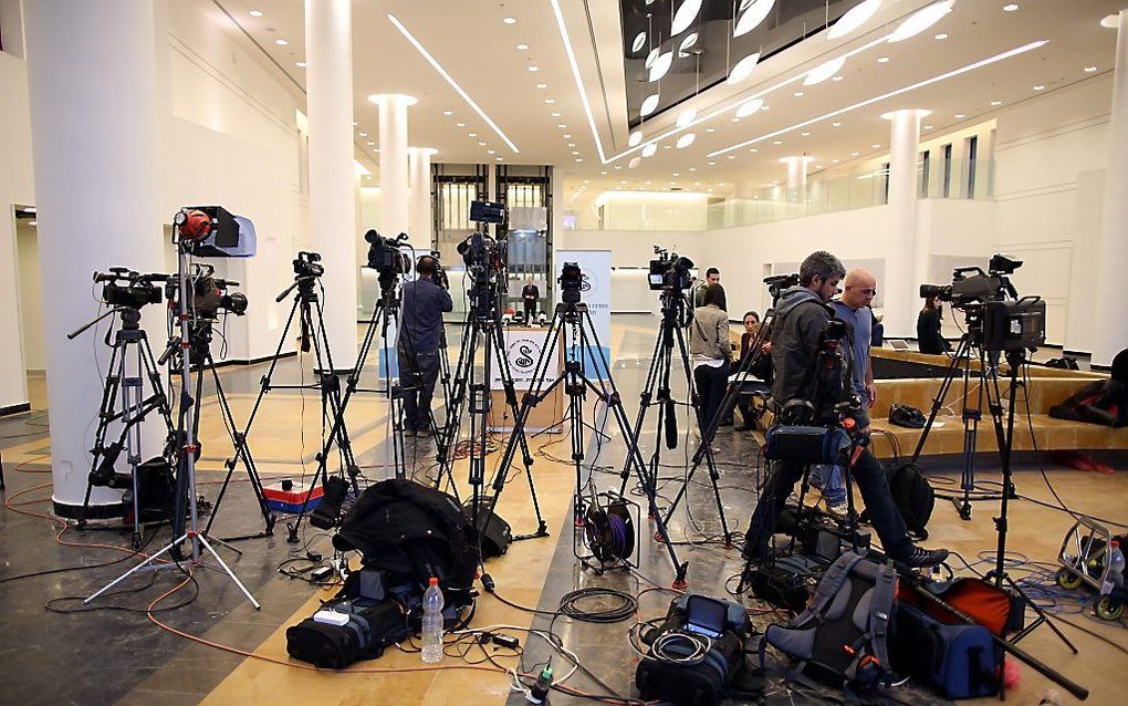 Journalisten in het ziekenhuis in Tel Aviv waar Sharon verblijft. Foto EPA