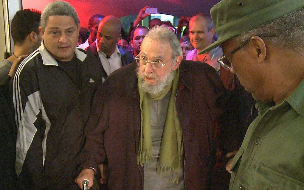 Castro tijdens zijn bezoek aan de galerie. Foto AFP