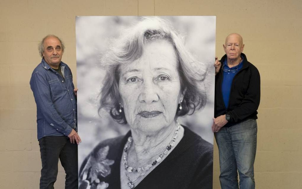 Arjeh Kalmann (l.) en Bert Nienhuis bij een portretfoto van Holocaustoverlevenden in het Israëlcentrum in Nijkerk. De foto is onderdeel van een expositie over Joodse kinderen die de Tweede Wereldoorlog overleefden. beeld André Dorst