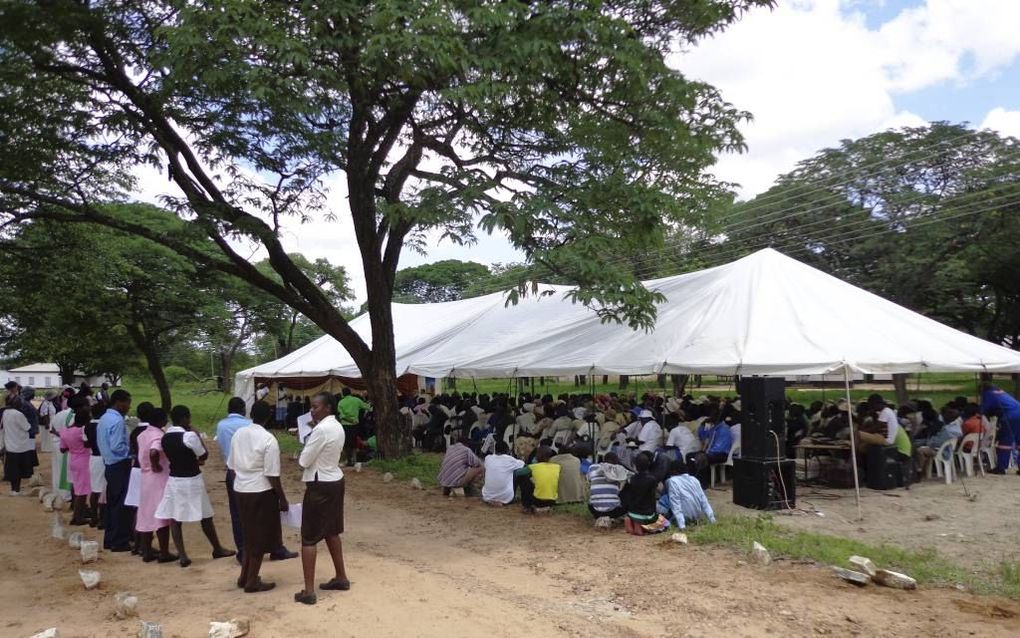 In het Zimbabwaanse dorpje Mbuma kwam vijftig jaar geleden een ziekenhuisje van de grond, onder andere met geld vanuit Nederland. Donderdag vond in het Afrikaanse dorp een jubileumbijeenkomst plaats. Beeld RD