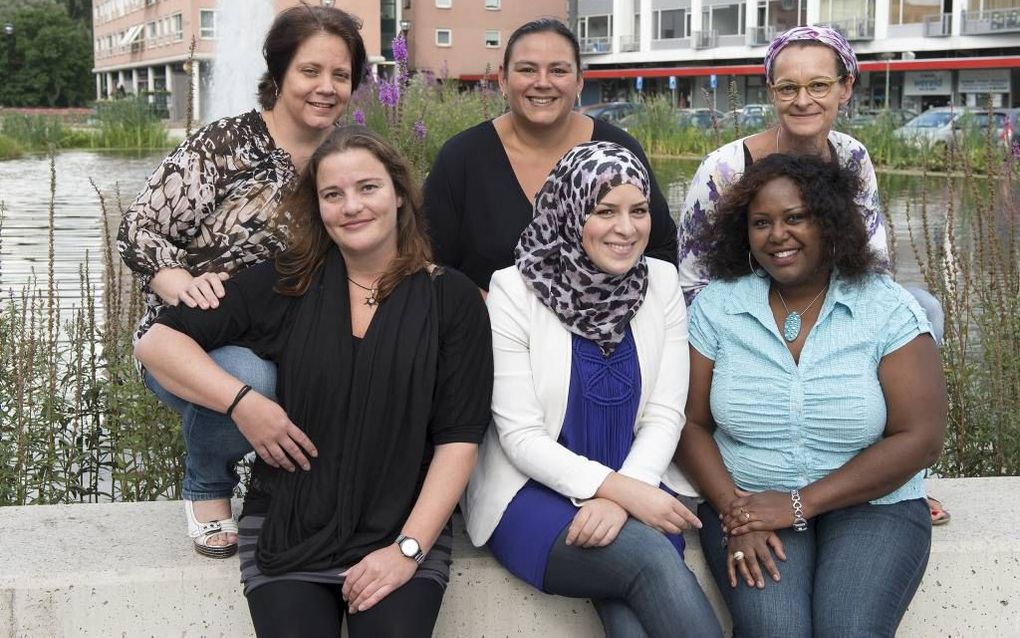 DORDRECHT. Vijf buurtvrouwen op het Admiraalsplein in Wielwijk, hun uitvalsbasis, linksboven Paola Laclé, middenonder projectleidster Hannan El Garmouhi. beeld Rob van der Pas