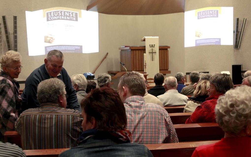 NIEUWLEUSEN. Dr. M. J. Kater sprak vrijdagavond op de eerste Leusense Conferentie in de Maranathakerk te Nieuwleusen. beeld Dick Vos