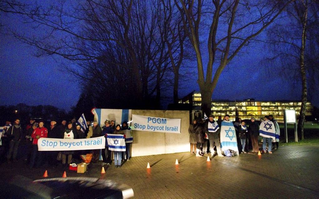 ZEIST. Ruim 200 demonstranten verzamelden zich vanochtend bij de ingang van PGGM in Zeist. Aan de arriverende werknemers deelden ze protestbrieven uit over de gang van zaken bij het pensioenbedrijf. Dat wil niet langer zaken doen met Israëlische banken va