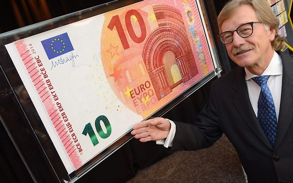 ECB-bestuurder Yves Mersch presenteert het nieuwe biljet. beeld EPA