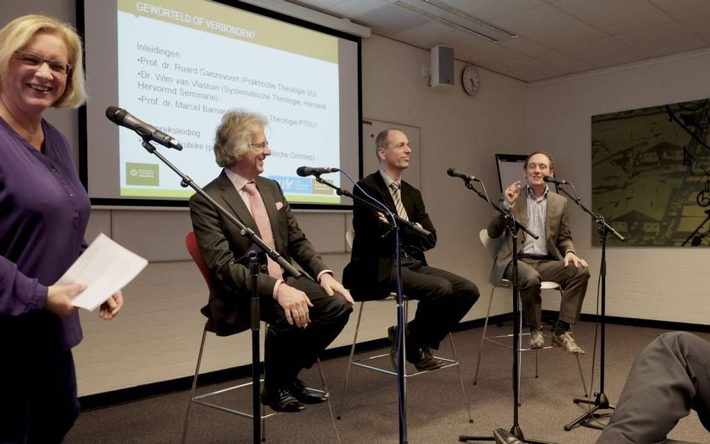 Onder leiding van EO-presentator Elsbeth Gruteke (l.) debatteerden prof. dr. M. Barnard, dr. W. van Vlastuin en prof. dr. R. R. Ganzevoort maandag aan de VU in Amsterdam over theologische thema’s. beeld Sjaak Verboom