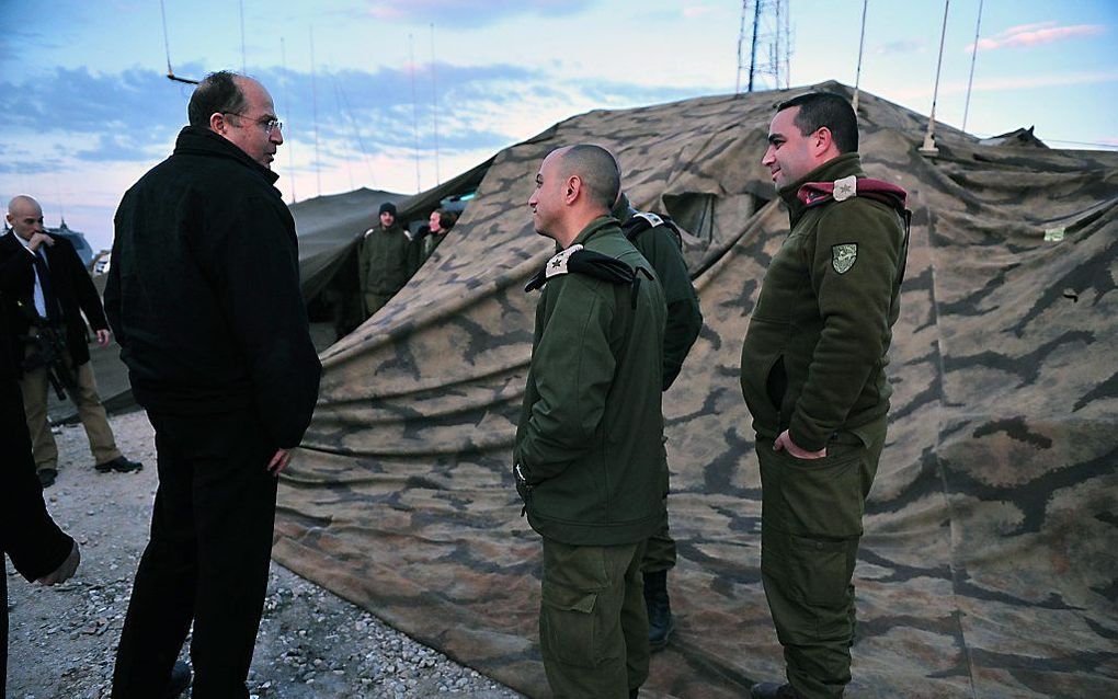 De Israëlische minister van Defensie Yaalon (L). beeld EPA