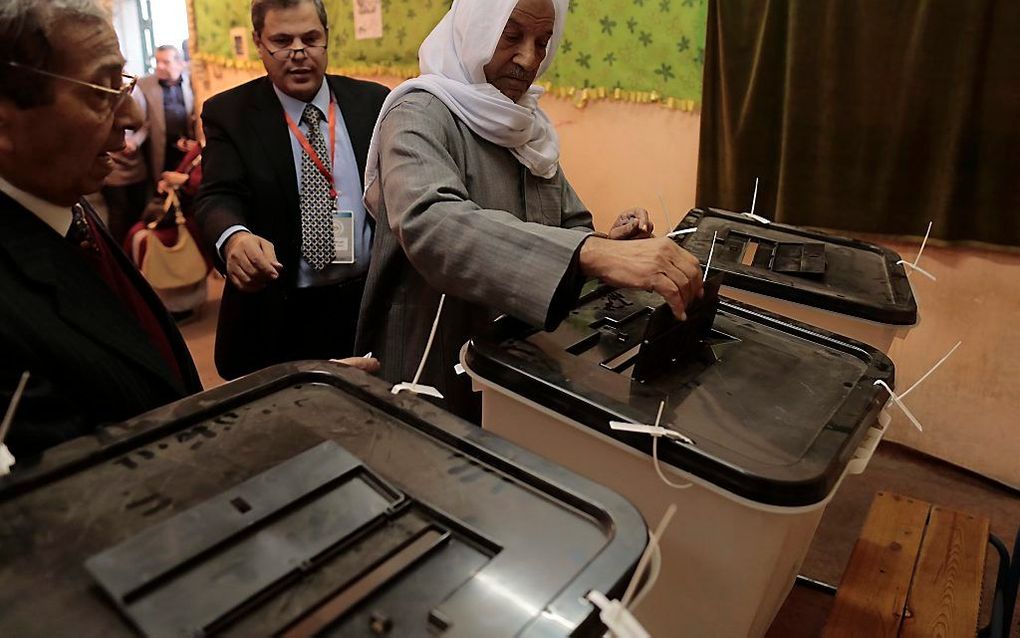 Egyptenaren geven hun stem tijdens het referendum dat dinsdag is begonnen. Beeld EPA