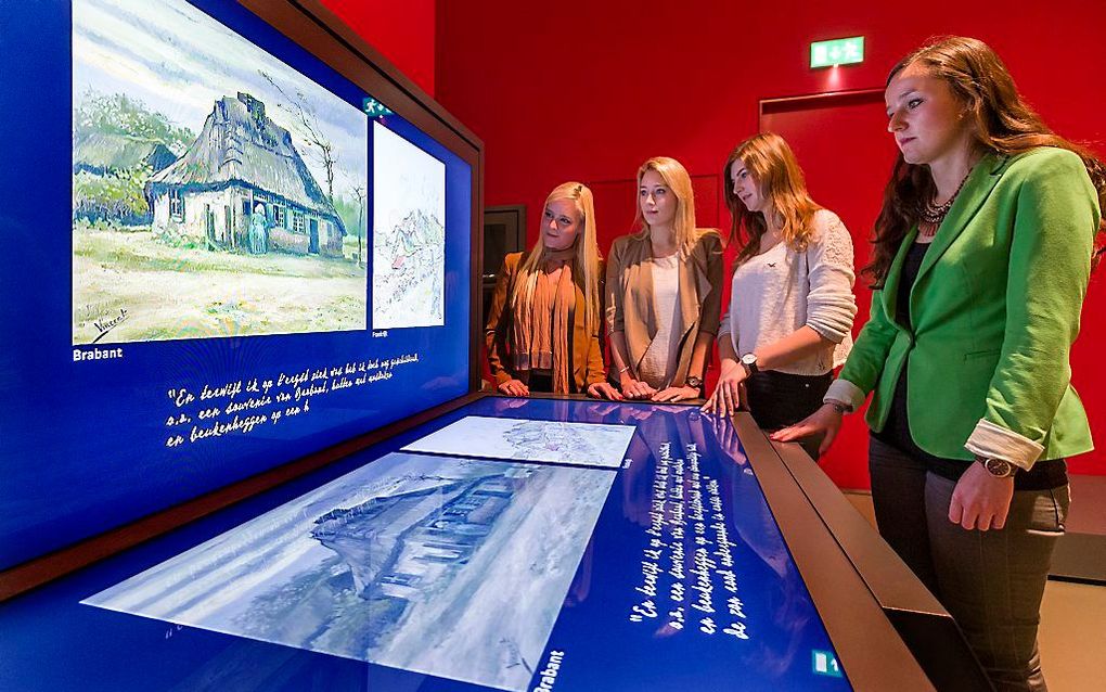 In het Vincent van Gogh paviljoen in Het Verhaal van Brabant worden naast een aantal schilderijen op de wand ook grote afbeeldingen uit zijn Brabantse en Franse periode geprojecteerd. Foto Marc Bolsius