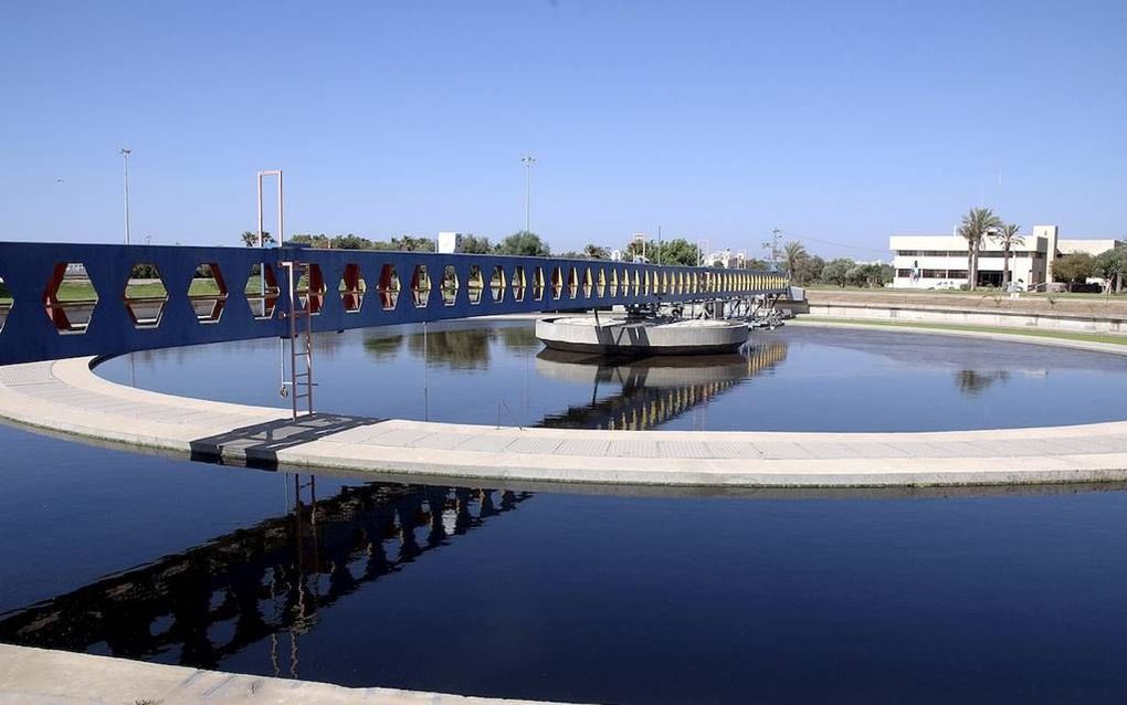 Een rioolwaterzuiveringsbassin van het Israëlische waterbedrijf Mekorot in de plaats Shafdan, beeld Alfred Muller