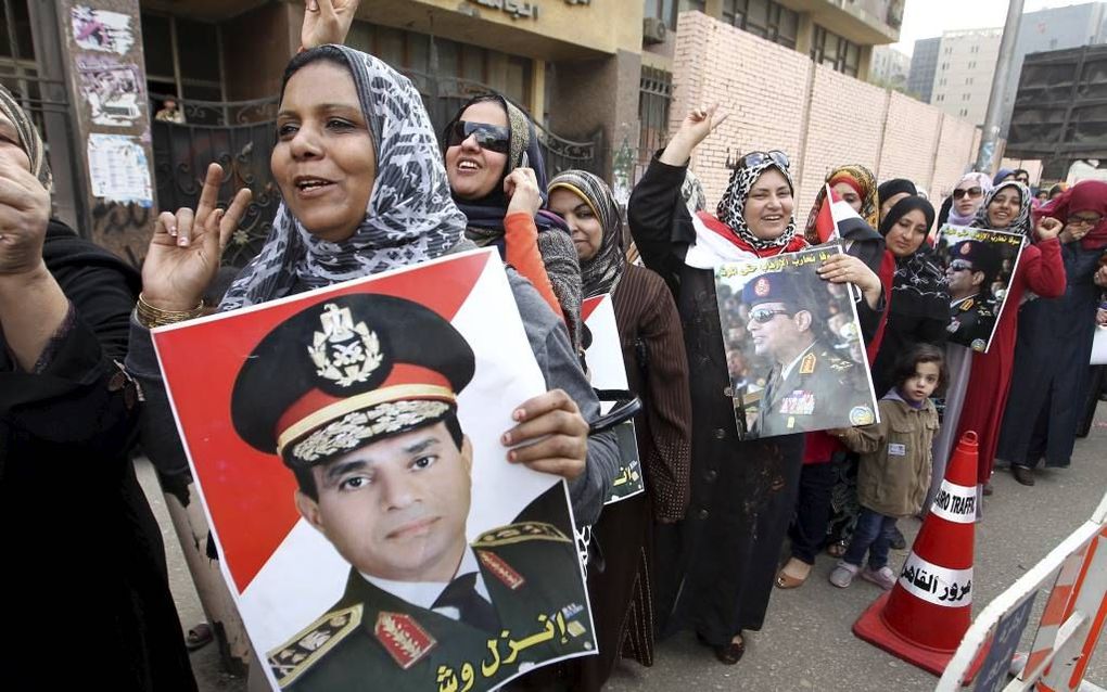 CAÏRO. Egyptenaren hebben de afgelopen dagen massaal gebruikgemaakt van de mogelijkheid om in te stemmen met de nieuwe grondwet. Mede doordat veel leden van de moslimbroederschap niet kwamen stemmen, is de steun voor de constitutie waarschijnlijk meer dan