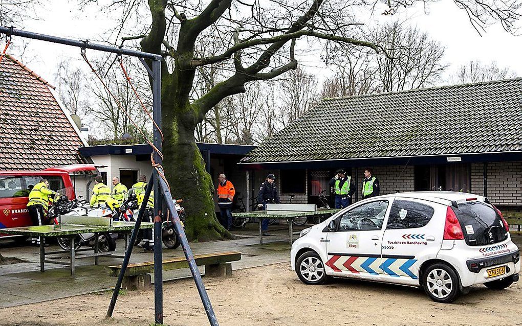 Medewerkers van politie en brandweer staan voor bungalows op bungalowpark De Kern op de Veluwe. Foto ANP