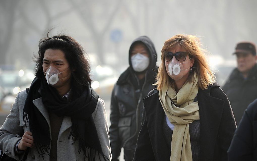 Inwoners van Peking dragen mondmaskers. beeld AFP