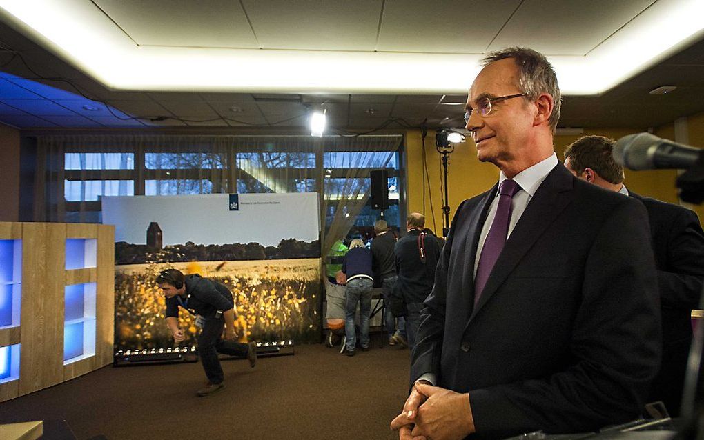 Minister van Economische Zaken Henk Kamp op het moment dat actievoerders tijdens zijn persconferentie door de dranghekken heen komen. beeld ANP