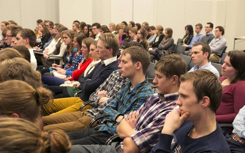 Ds. J. J. van Eckeveld uit Zeist sprak gisteravond in Gouda voor studenten uit de Gereformeerde Gemeenten. „De orde des heils geeft vastheid in een wereld vol onzekerheid.” beeld Martin Droog