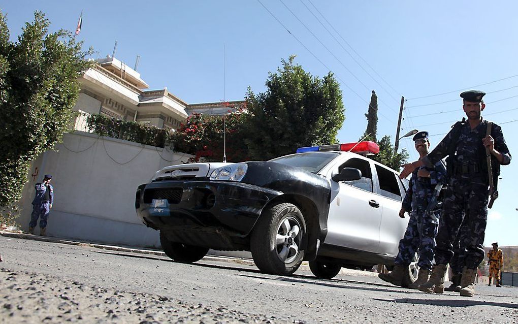 Politie bij de Iraanse ambassade in Sanaa, na de dood van een diplomaat. Foto EPA