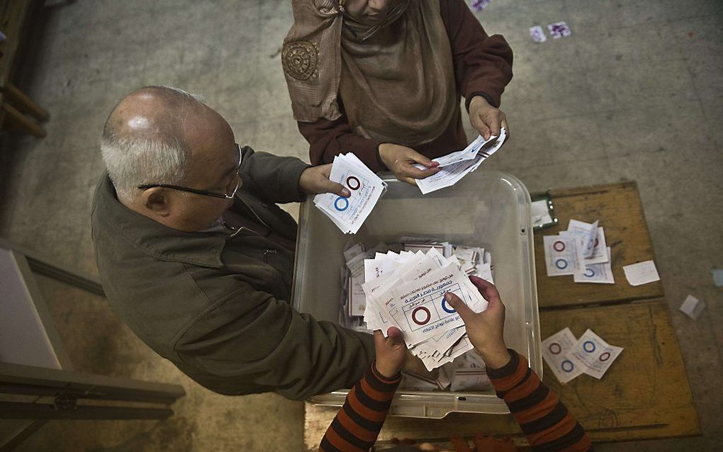 Tellen van de stemmen in Caïro na het referendum over de nieuwe grondwet. Foto AFP