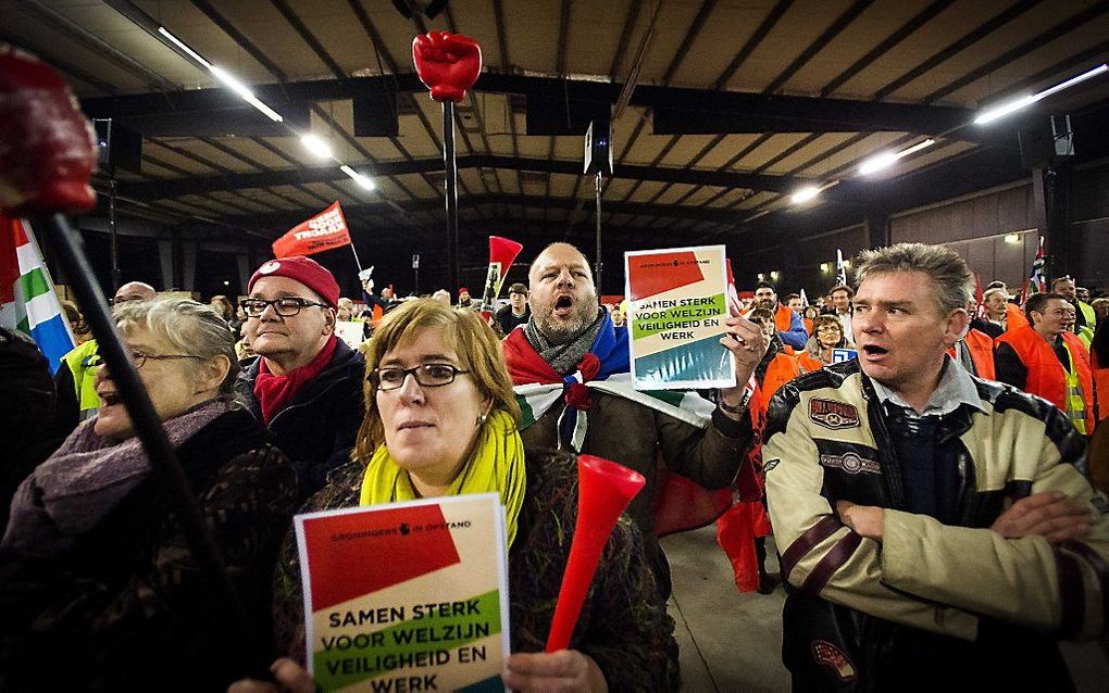 Actievoerders zaterdagmiddag tijdens het volksdebat in Zuidbroek. Foto ANP