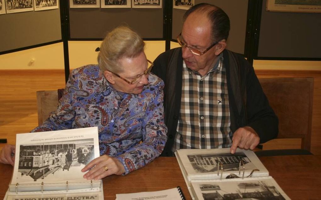 Magda en Rinus de Winter op de fototentoonstelling in Sliedrecht. beeld André Bijl