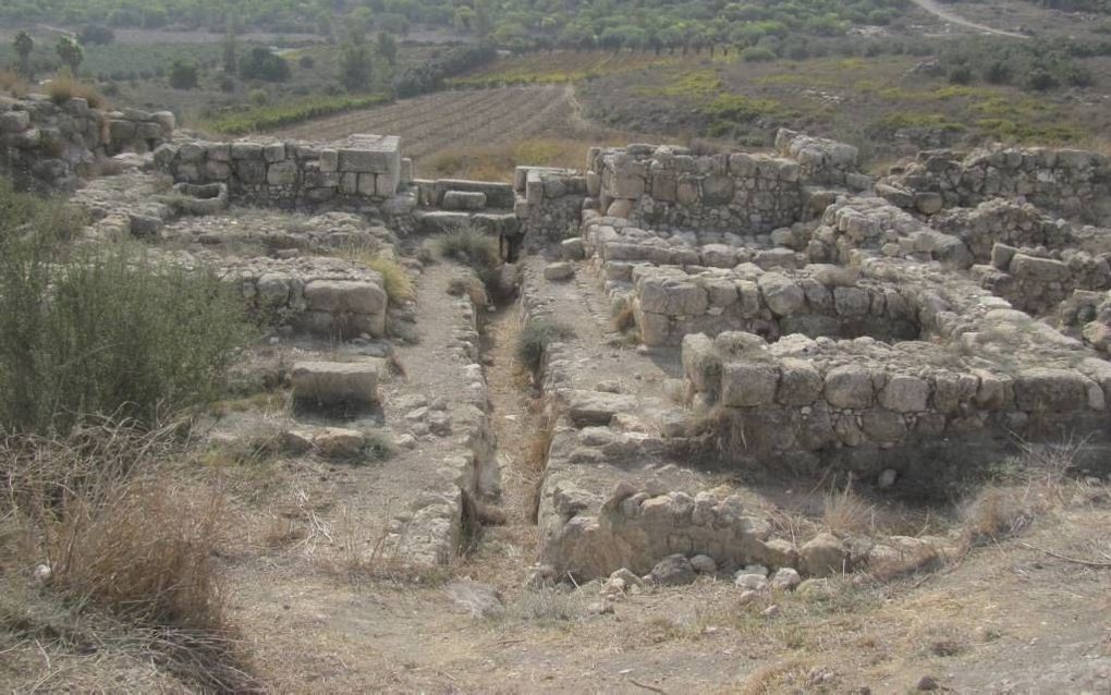 GEZER. Verwoestingslaag Gezer. Tijdens het verwijderen van een oude muur stuitten machines op een onbekende laag puin. beeld biblicalisraeltours.com