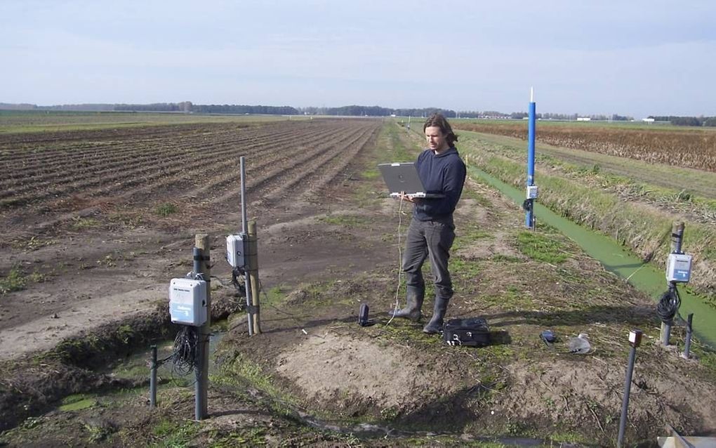 Perry de Louw bezig met metingen aan zoutgehalte van het grondwater. beeld Perry de Louw