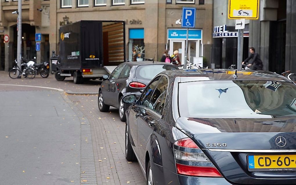 Een foutief geparkeerde diplomatenauto in het centrum van Den Haag. Foto ANP