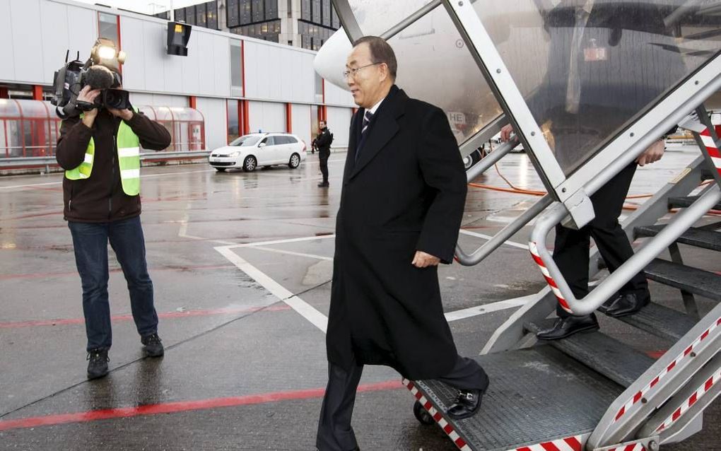 VN-chef Ban arriveert op het vliegveld voor de vredesconferentie in Zwitserland. beeld EPA