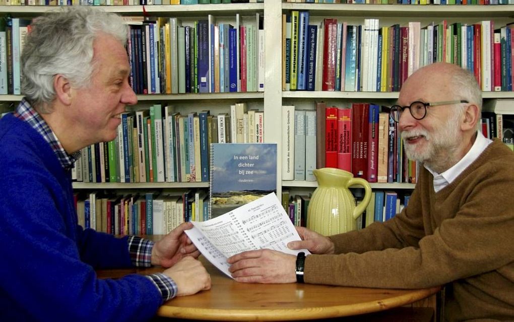 ZIERIKZEE. Predikant/tekstschrijver Michiel de Zeeuw (l) en cantor/componist Mar van der Veer produceerden samen een nieuwe liedbundel met een Zeeuwse inslag. Beeld: Van Scheyen Fotografie