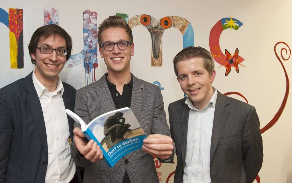 Het boek ”Durf te denken”, van onder anderen Robert van Putten en Maarten Vogelaar (eerste en tweede van links), werd gisteren uitgereikt aan Gerbert Hengelaar van IFES Nederland. beeld Ruben Schipper Fotografie