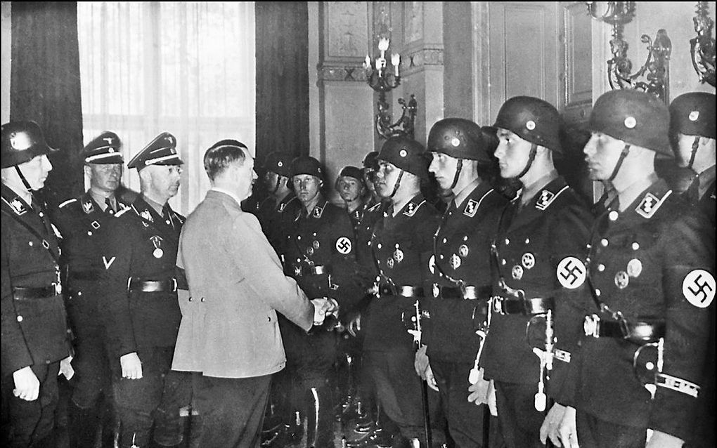 Heinrich Himmler, derde van links op een foto met Adolf Hitler. beeld AFP