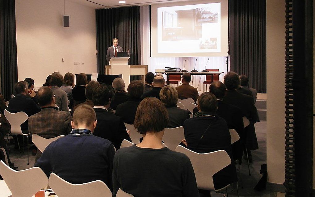 Prof. dr. Frits de Lange, hoogleraar ethiek aan de Protestantse Theologische Universiteit (PThU), spreekt in Groningen tijdens een studiedag over Dietrich Bonhoeffer. beeld RD