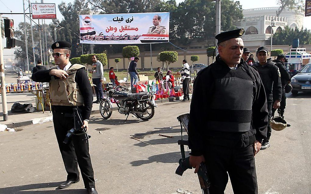 Waakzaamheid bij politieagenten in Cairo. beeld EPA