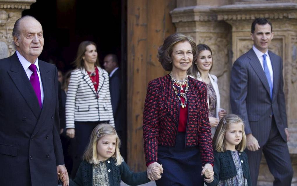 Een deel van de Spaanse koninklijke familie op 8 april 2012 –een dag voordat prins Felipe zich in zijn voet schoot en vijf dagen voordat de koning zijn heup brak tijdens een jachtsafari– na afloop van de paasmis in de kathedraal van Palma de Mallorca. Van