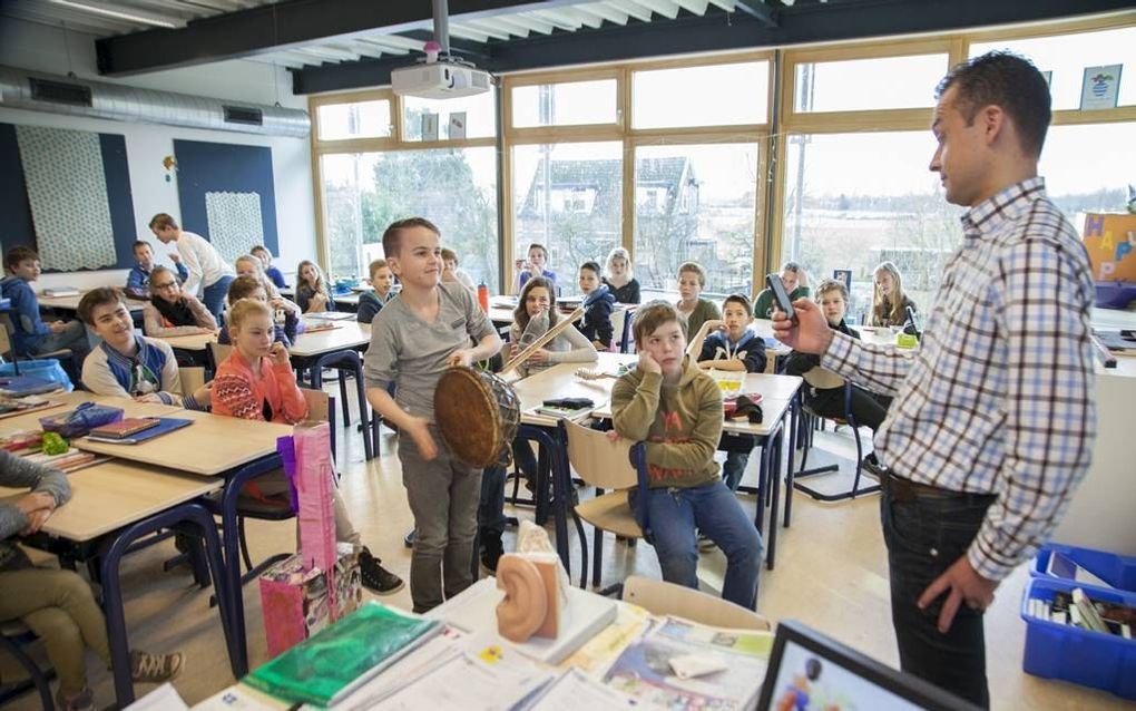 DORDRECHT. Een leerling sloeg gisteren zo hard mogelijk op een trommel, terwijl KNO-arts Buijssen het aantal decibellen meet. beeld André Bijl