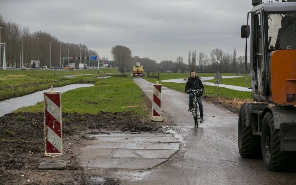 De eerste werkzaamheden voor de aanleg van de rondweg om Reeuwijk-Brug zijn begonnen: een sondeerwagen (op de achtergrond) meet het draagvermogen van de grond aan de noordzijde van de rijksweg A12. Mede omdat de ChristenUnie en de SGP in gemeente Bodegrav