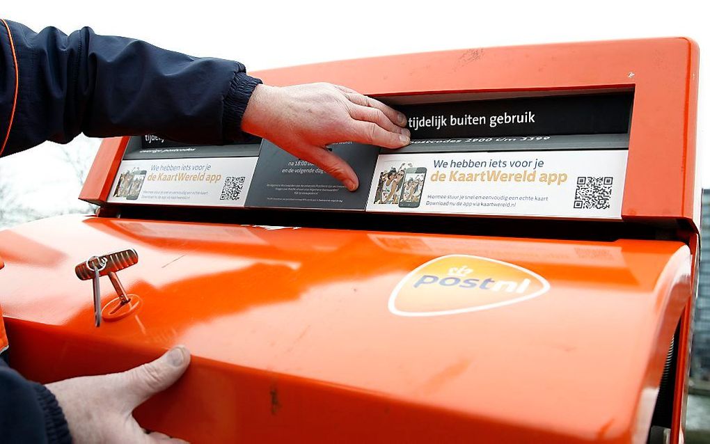 PostNL sluit niet uit dat bezorgers binnenkort nog maar 3 dagen per week de post rondbrengen.  beeld ANP