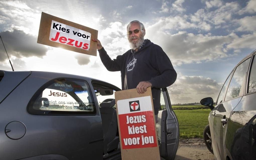 Joop van Ooijen toont campagnemateriaal voor zijn huis in Giessenburg. De evangelist doet in minstens acht gemeenten mee aan de raadsverkiezingen. Hij is teleurgesteld in andere christelijke politieke partijen. beeld ANP