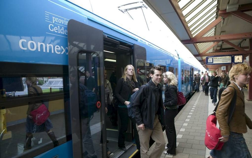 EDE. Reizigers stappen in Ede uit een blauwe Connexxion-trein van de Valleilijn. beeld Herman Stöver