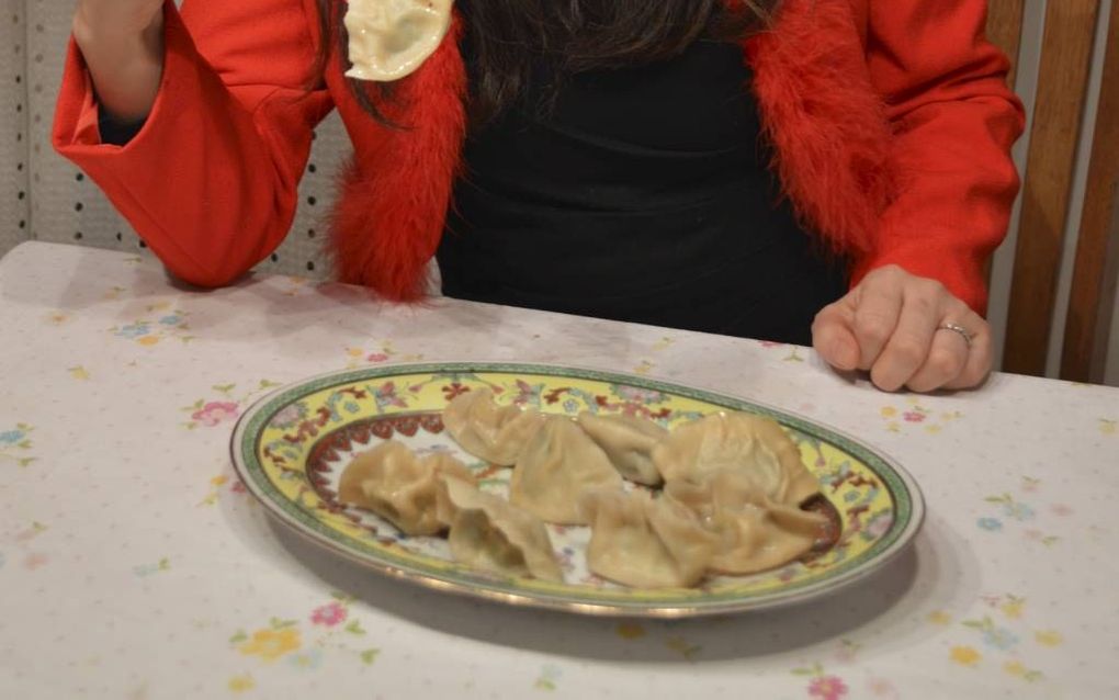 Mudan Mateboer-Li met dumplings, deegomhulsels met daarin vlees. beeld RD